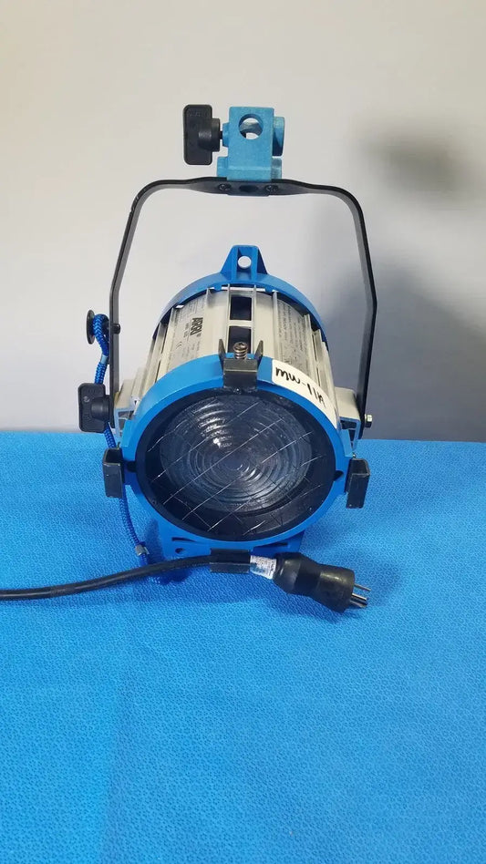 ARRI 650 Plus Tungsten Fresnel Light - 21567 Tungsten Fresnel Light, as-is (for parts) product photo 1