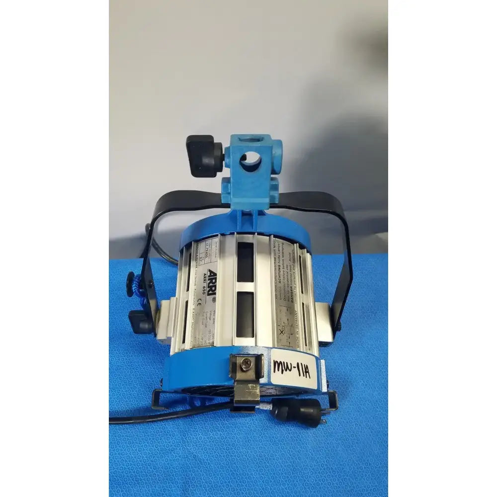 ARRI 650 Plus Tungsten Fresnel Light - 21567 Tungsten Fresnel Light, as-is (for parts) product photo 4