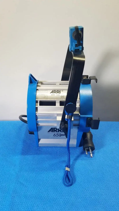 ARRI 650 Plus Tungsten Fresnel Light - 21567 Tungsten Fresnel Light, as-is (for parts) product photo 11