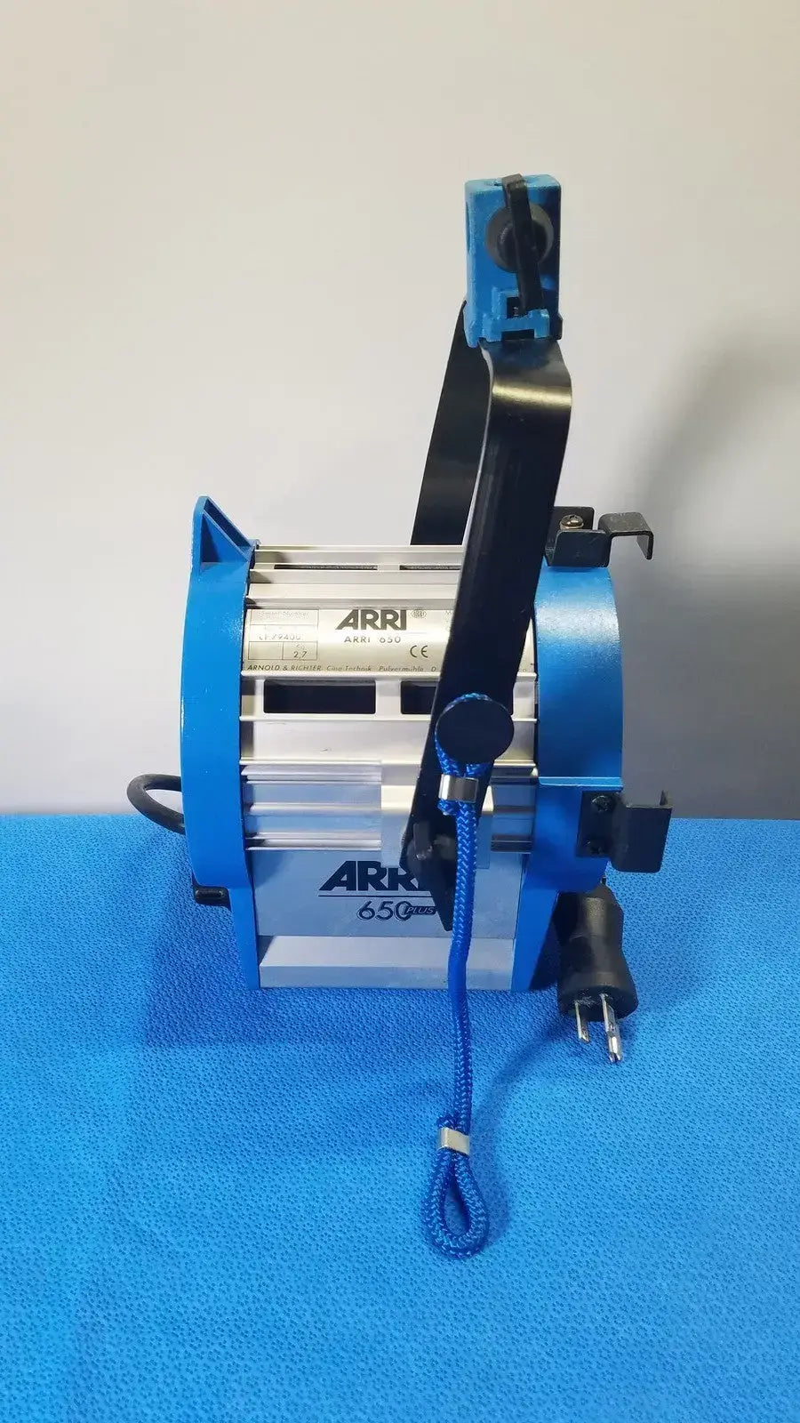 ARRI 650 Plus Tungsten Fresnel Light - 21567 Tungsten Fresnel Light, as-is (for parts) product photo 11