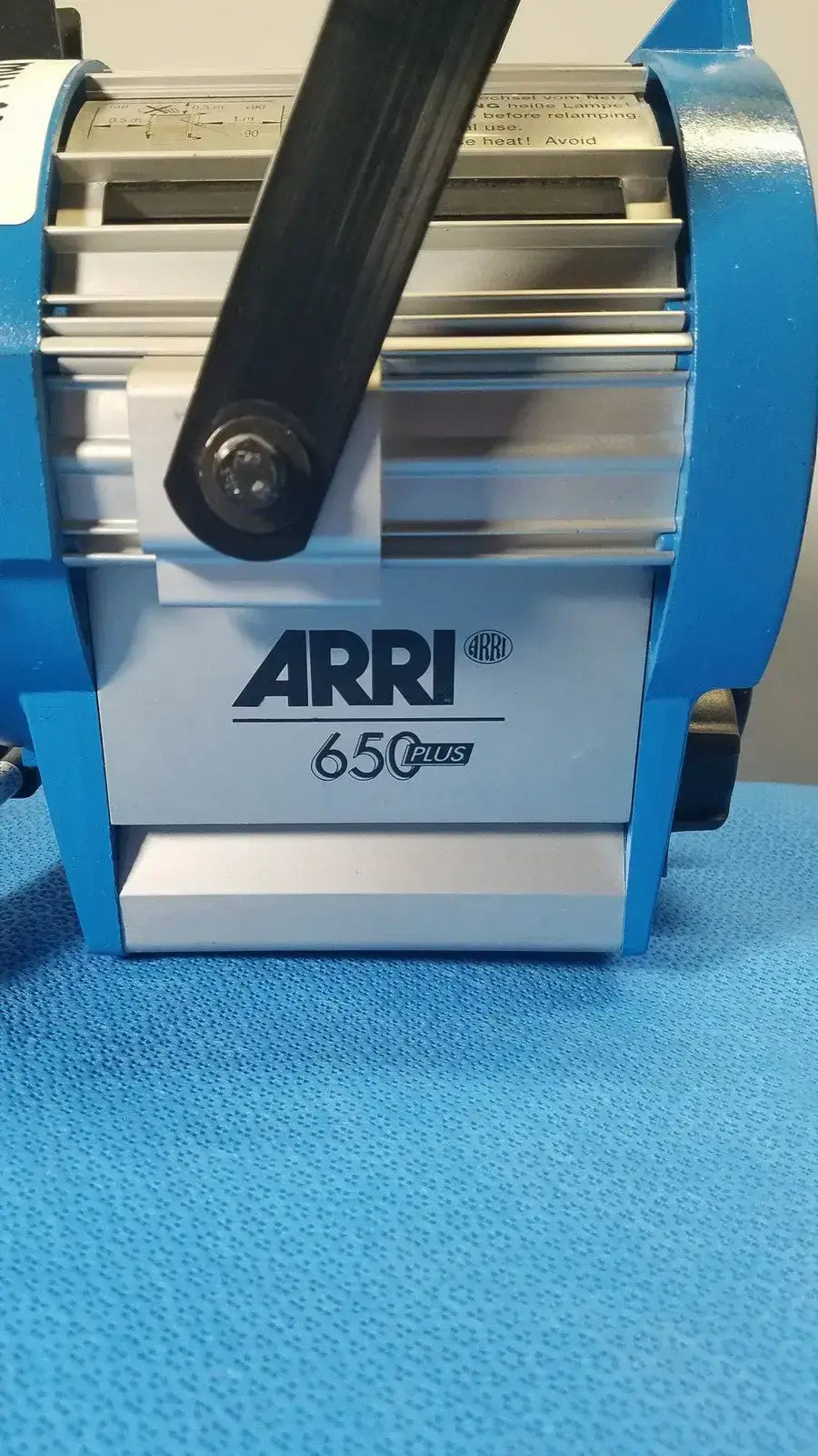 ARRI 650 Plus Tungsten Fresnel Light - 21567 Tungsten Fresnel Light, as-is (for parts) product photo 7