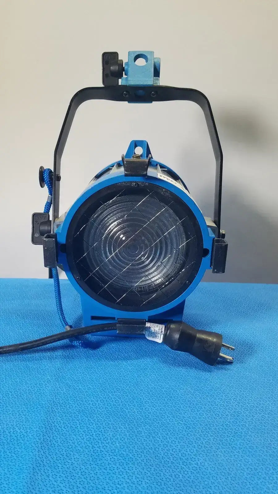 ARRI 650 Plus Tungsten Fresnel Light - 21567 Tungsten Fresnel Light, as-is (for parts) product photo 5