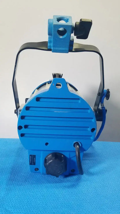ARRI 650 Plus Tungsten Fresnel Light - 21567 Tungsten Fresnel Light, as-is (for parts) product photo 9