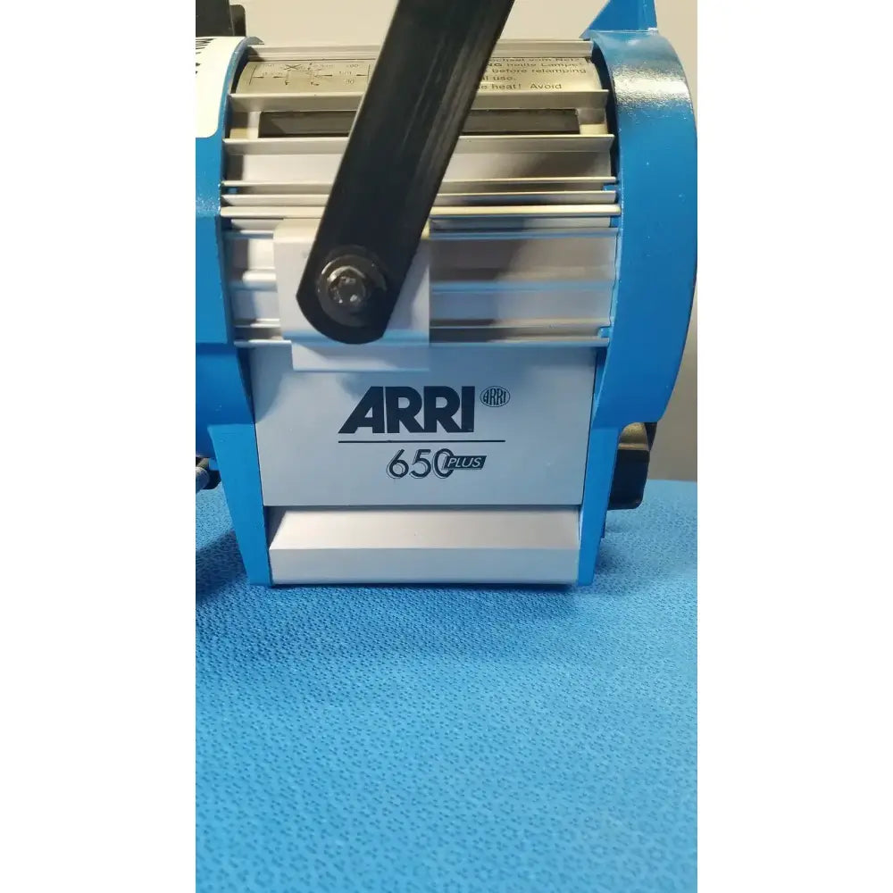 ARRI 650 Plus Tungsten Fresnel Light - 21567 Tungsten Fresnel Light, as-is (for parts) product photo 7