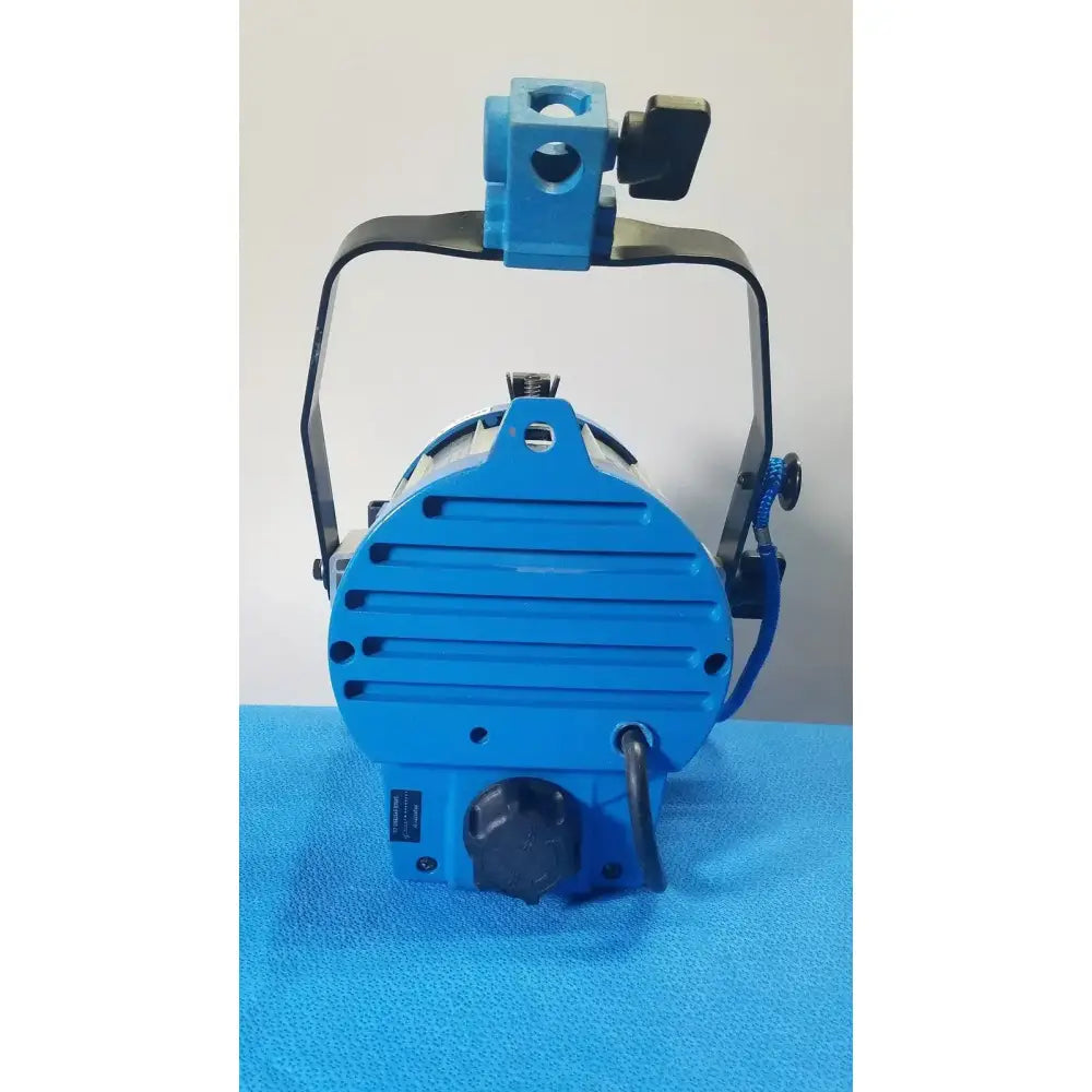 ARRI 650 Plus Tungsten Fresnel Light - 21567 Tungsten Fresnel Light, as-is (for parts) product photo 9