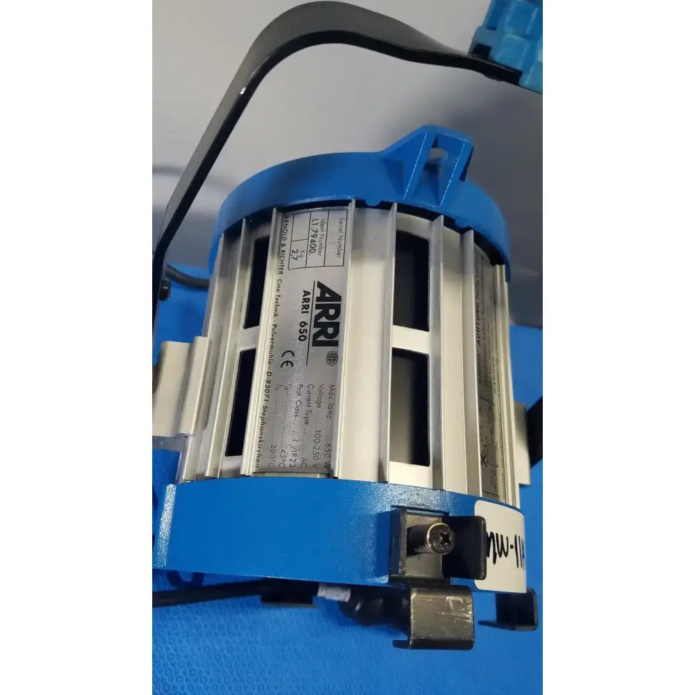 ARRI 650 Plus Tungsten Fresnel Light - 21567 Tungsten Fresnel Light, as-is (for parts) product photo 3