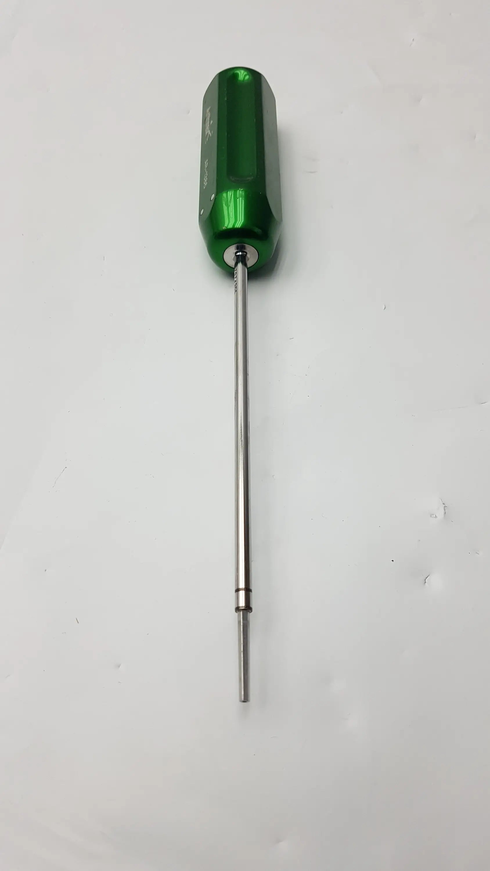 Arthrex ar-1386 hex cannulated screwdriver with green hexagonal handle and metallic shaft for precise torque application