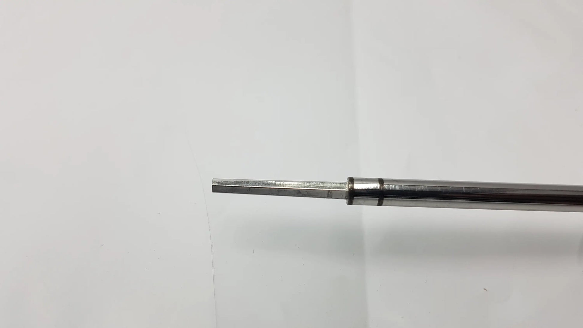 Silver metal arthrex ar-1386 hex cannulated screwdriver with hexagonal shaft and cylindrical handle for precise use