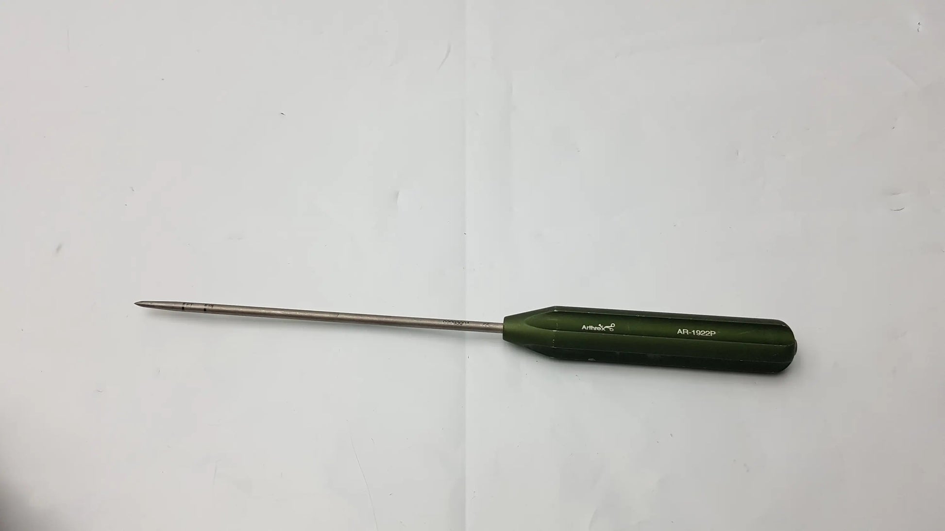 Green-handled metallic surgical instrument ar-1922p punch for 4.5mm pushlock and corkscrew ft systems