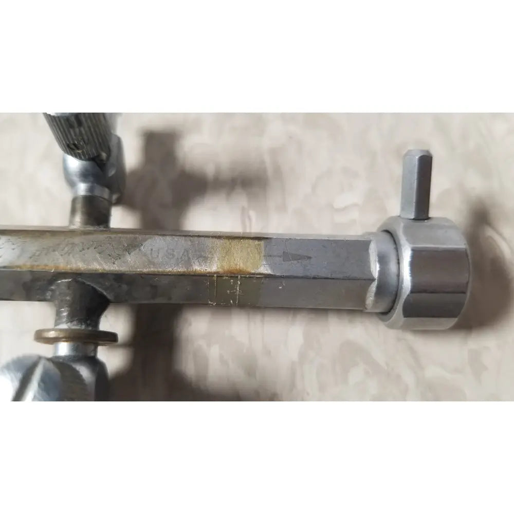 Silver-colored metal pipe wrench with hexagonal handle and engraved markings of bainha externa richard wolf 8853.05