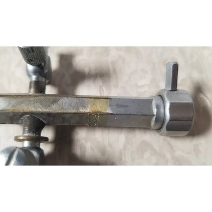 Silver-colored metal pipe wrench with hexagonal handle and engraved markings of bainha externa richard wolf 8853.05