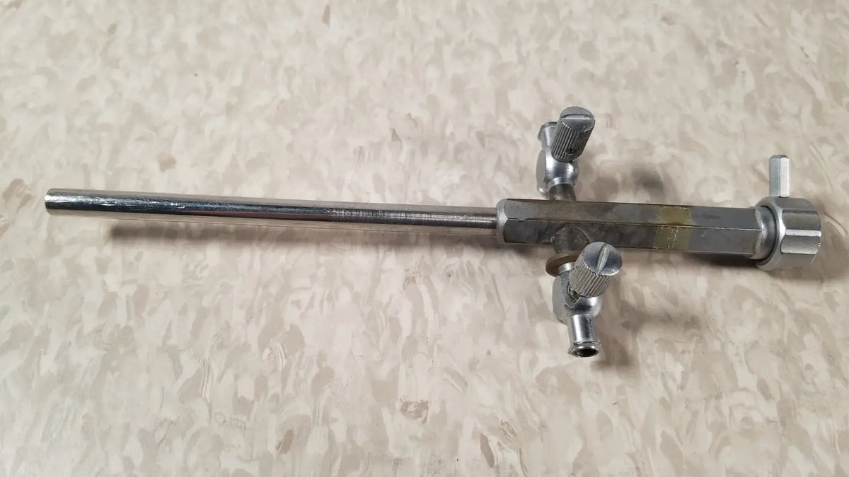 Silver metallic surgical bainha externa richard wolf 8853.05 with cylindrical shaft and three adjustable knobs