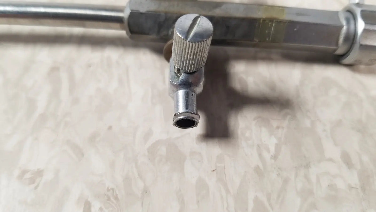 Silver metallic air hose connector with knurled adjustment knob and threaded end for bainha externa richard wolf 8853.05