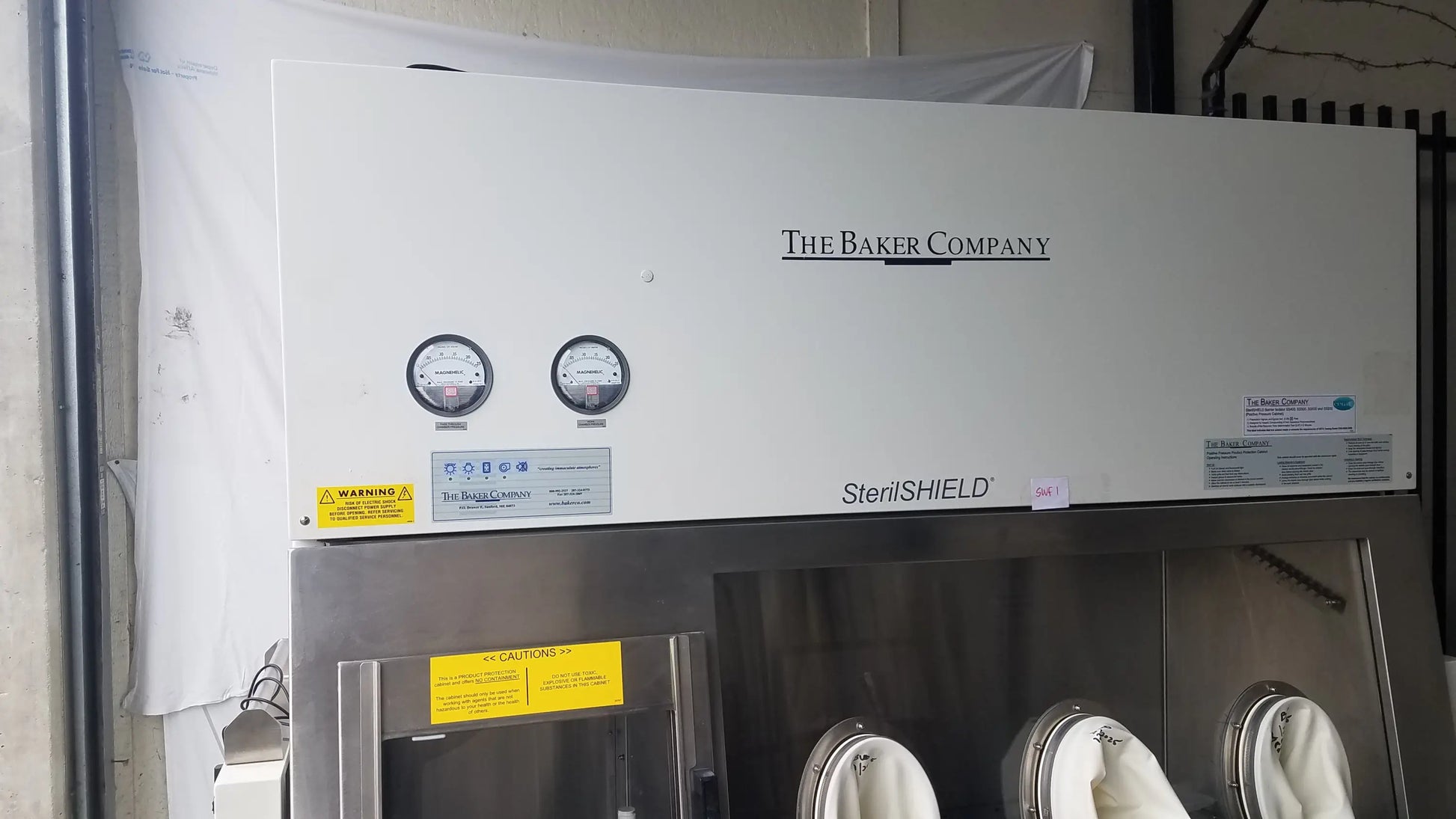White stainless steel Baker SS-600 sterilshield positive pressure isolator sterilization chamber 115V S/N 94810