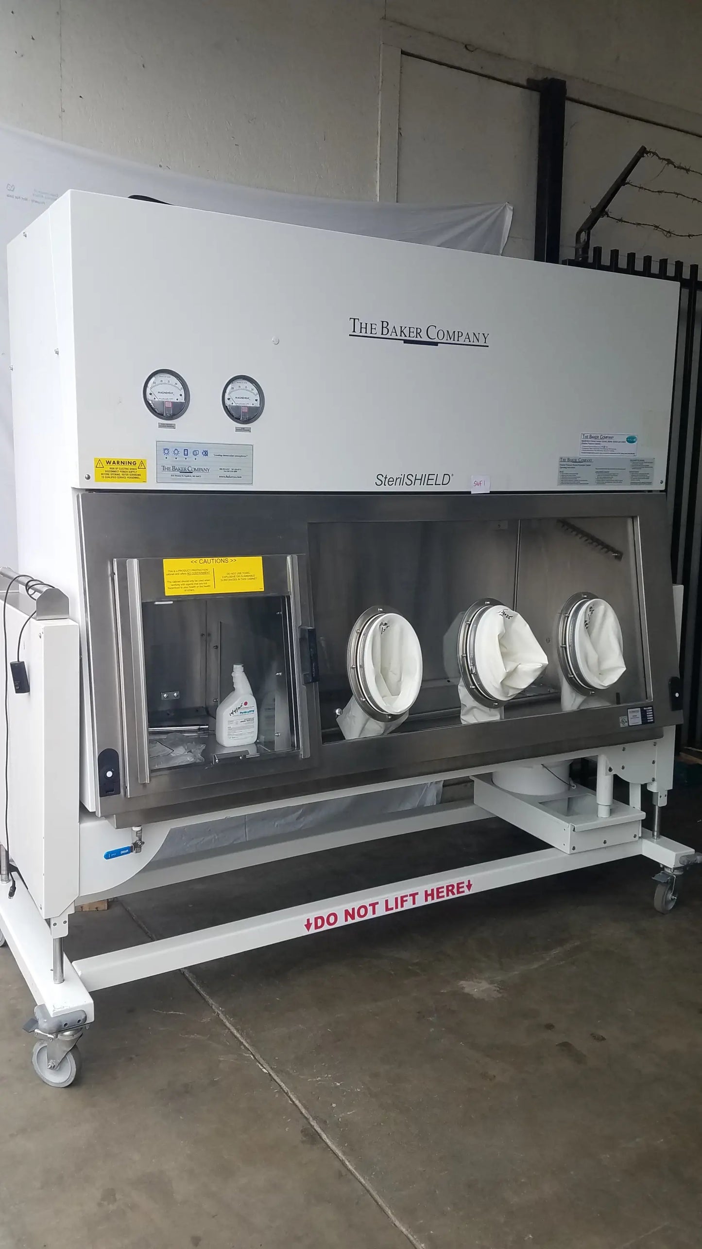 White baker ss-600 sterilshield positive pressure isolator with stainless steel front panels and three vacuum ports