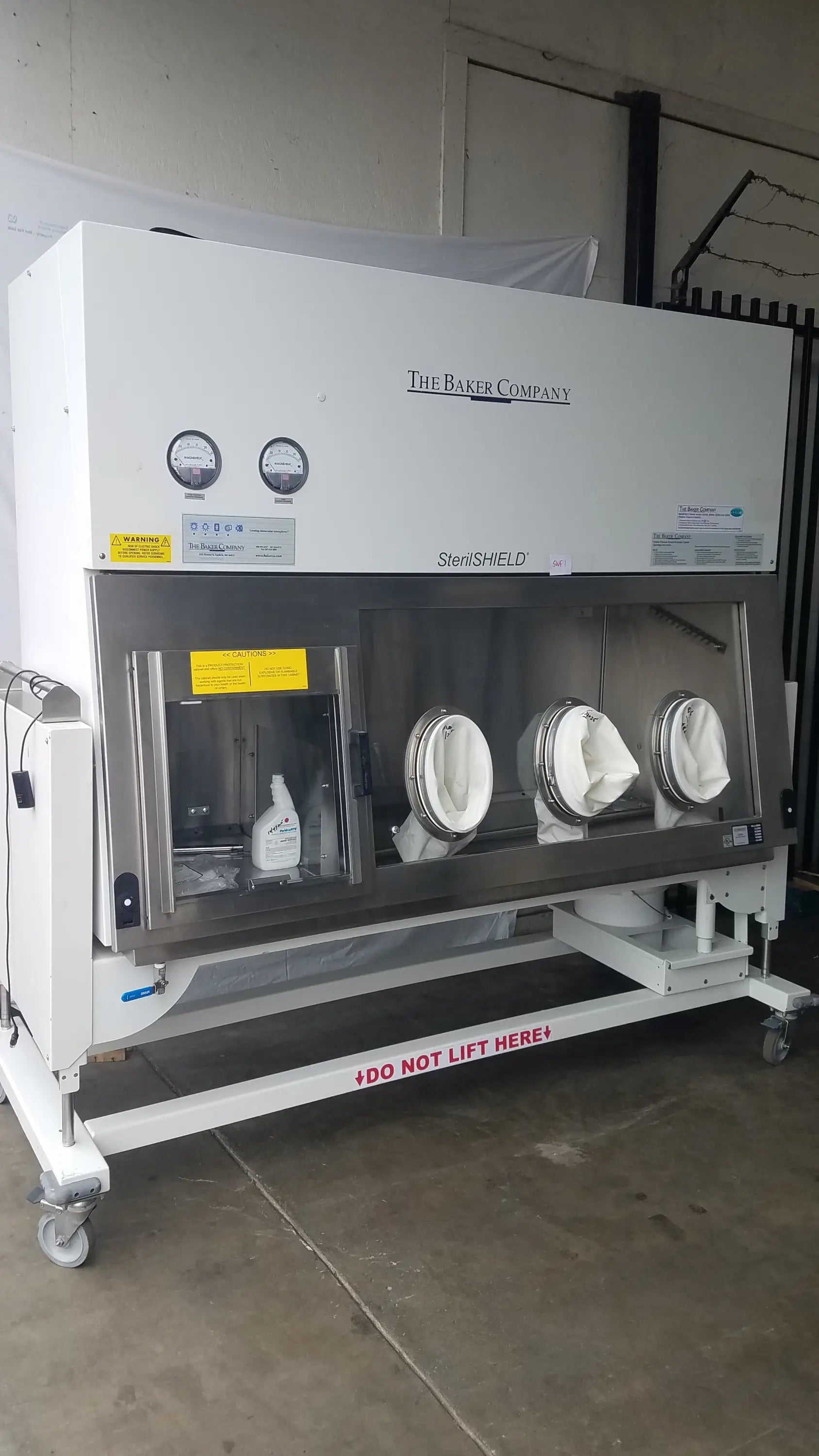 White baker ss-600 sterilshield positive pressure isolator with stainless steel front panels and three vacuum ports
