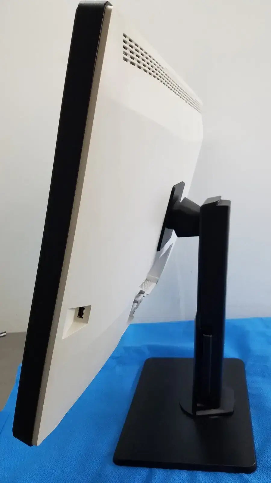 BARCO Coronis Fusion MDCC-6530 6MP Radiology Diagnostic Monitor K9301636A Radiology Diagnostic Monitor, second-hand product photo 4