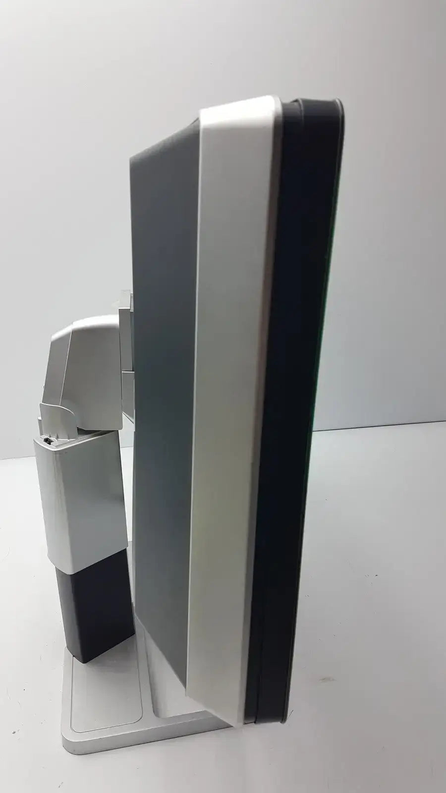 Barco MDCC-6230 6MP 30" Color LED General Radiology Display Diagnostic Imaging Display, as-is (for parts) product photo 13