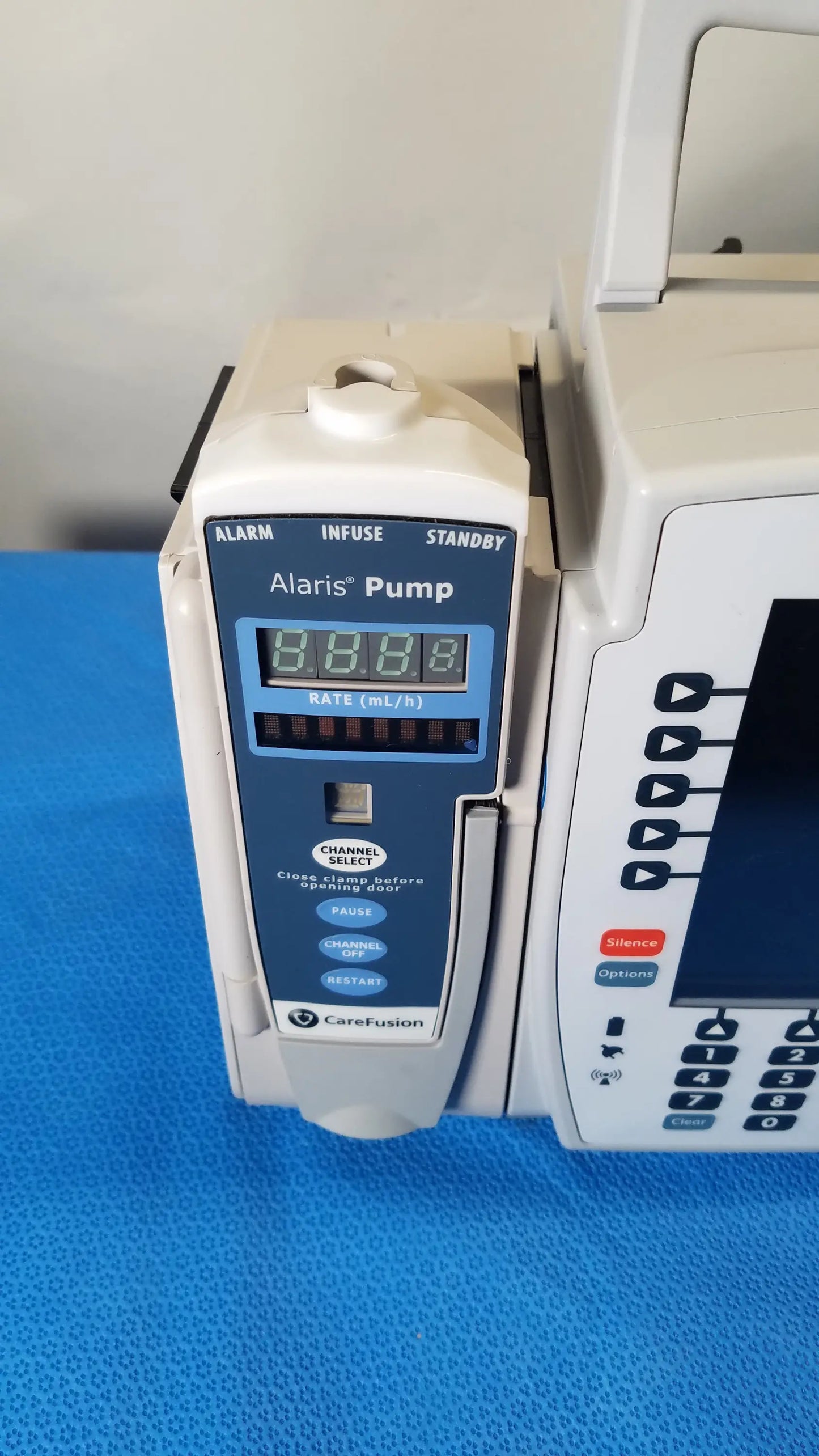 BD Alaris 8015 PC Pump With 2x 8100 Modules Modular Infusion Pump System, second-hand product photo 3