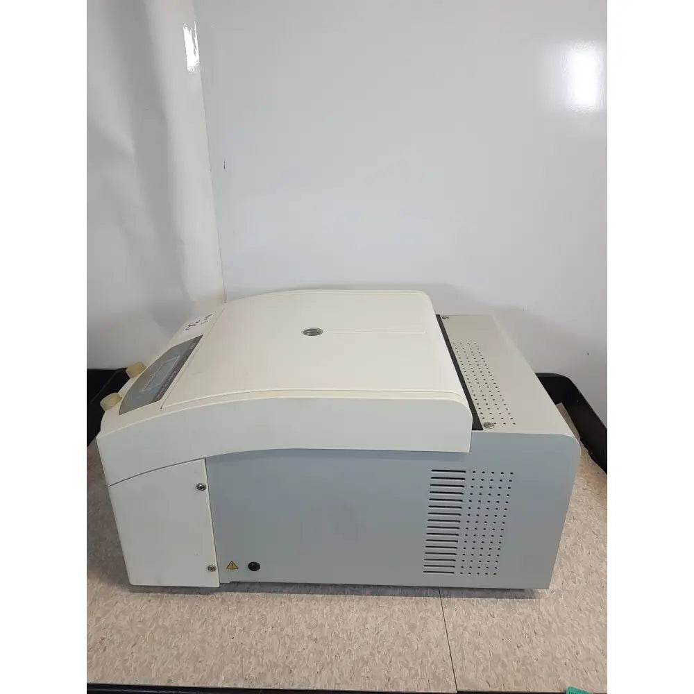 Beckman coulter refrigerated centrifuge microfuge 22r in white and gray with sleek modern design for laboratory use