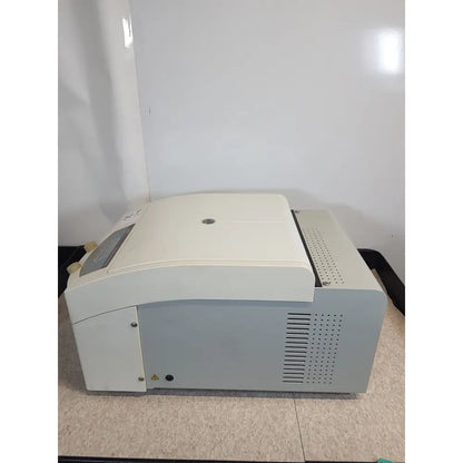 Beckman coulter refrigerated centrifuge microfuge 22r in white and gray with sleek modern design for laboratory use