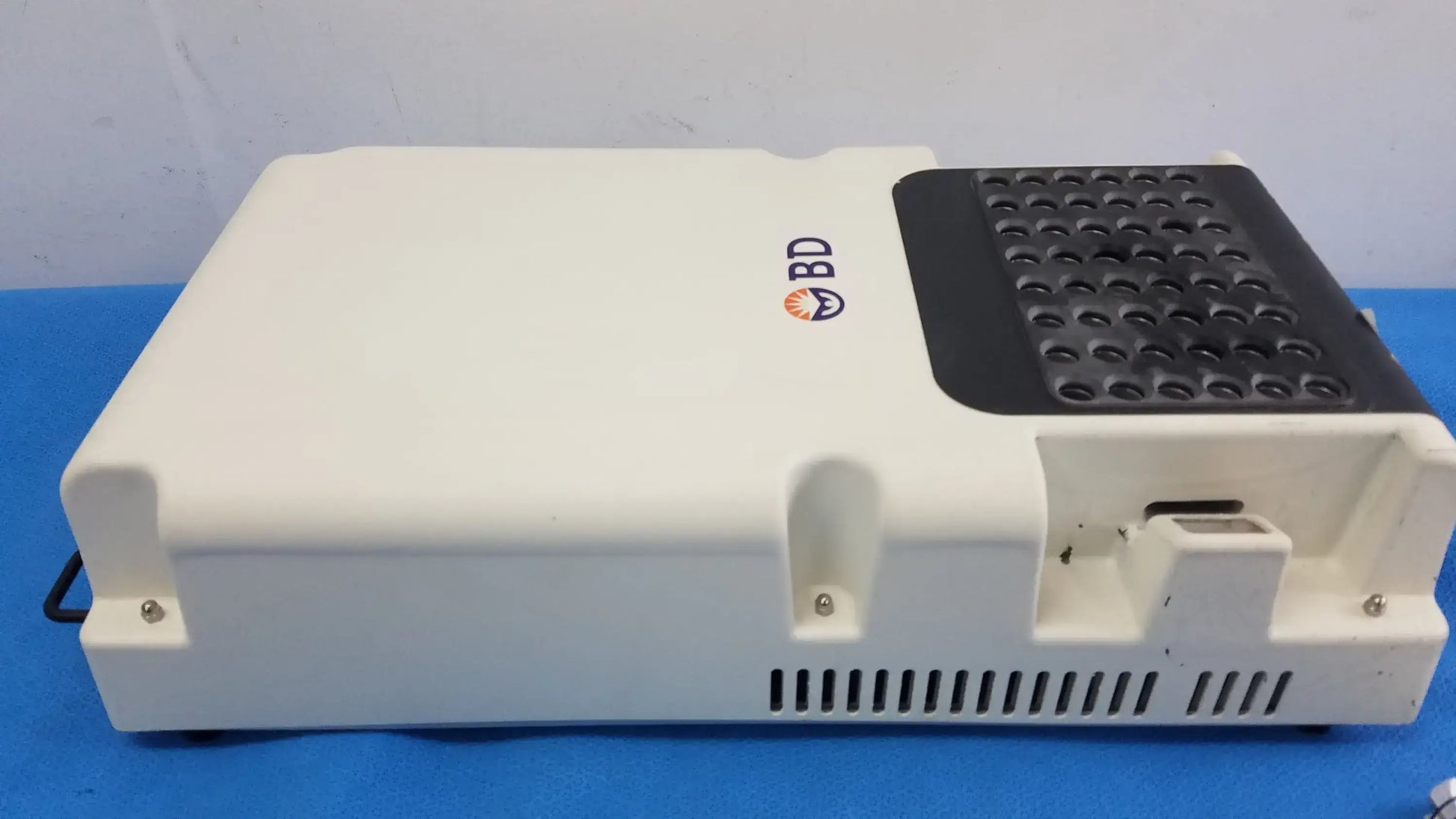 Becton Dickinson & Company BD Prewarm Heater Ref 442950 Prewarm Heater, second-hand product photo 2