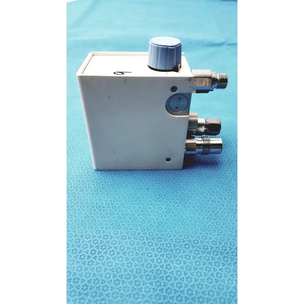 White rectangular Bio-Med Devices 2001 air oxygen blender with silver knob and three metallic threaded ports for medical use