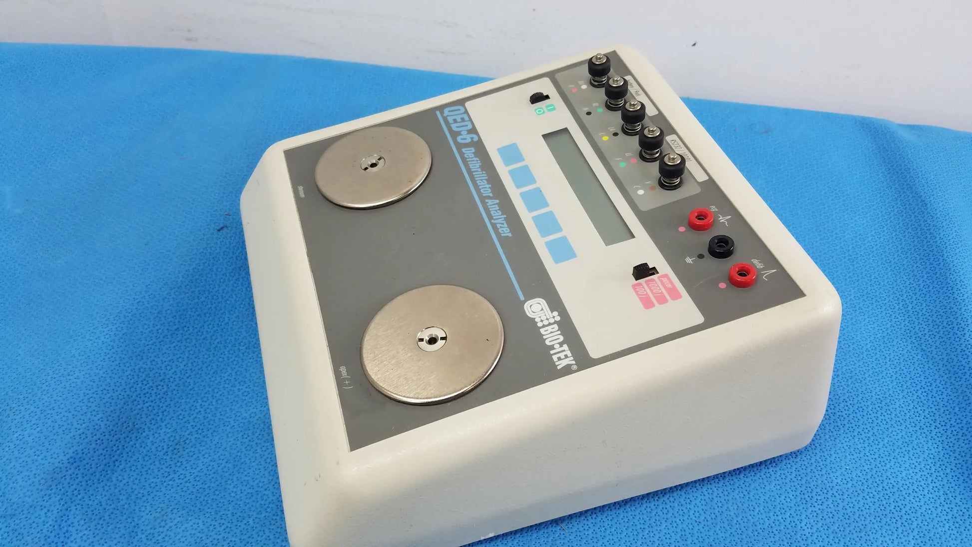 Bio-Tek QED-6 Defibrillator Analyzer Defibrillator Analyzer, second-hand product photo 3
