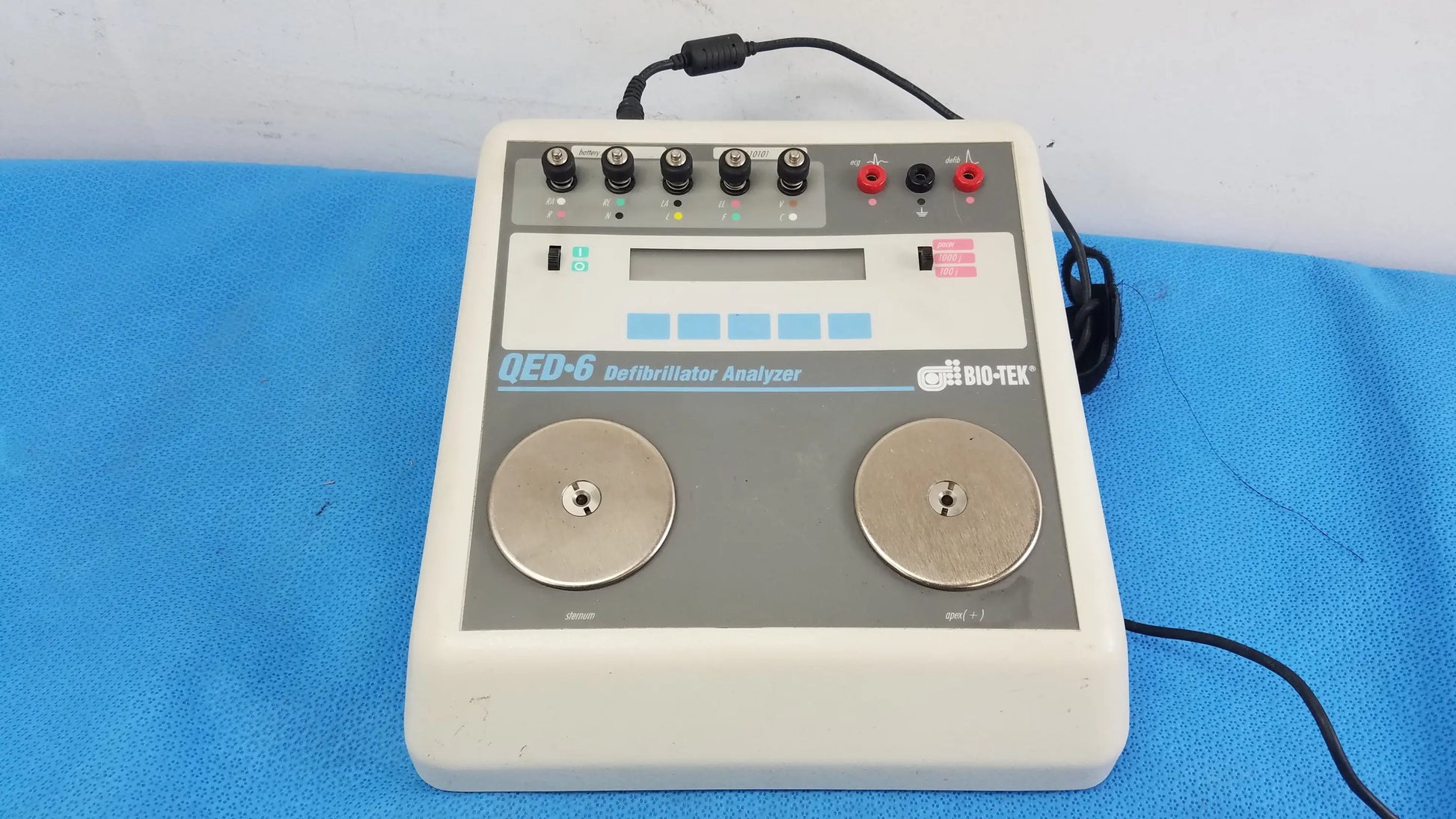 Bio-Tek QED-6 Defibrillator Analyzer Defibrillator Analyzer, second-hand product photo 1