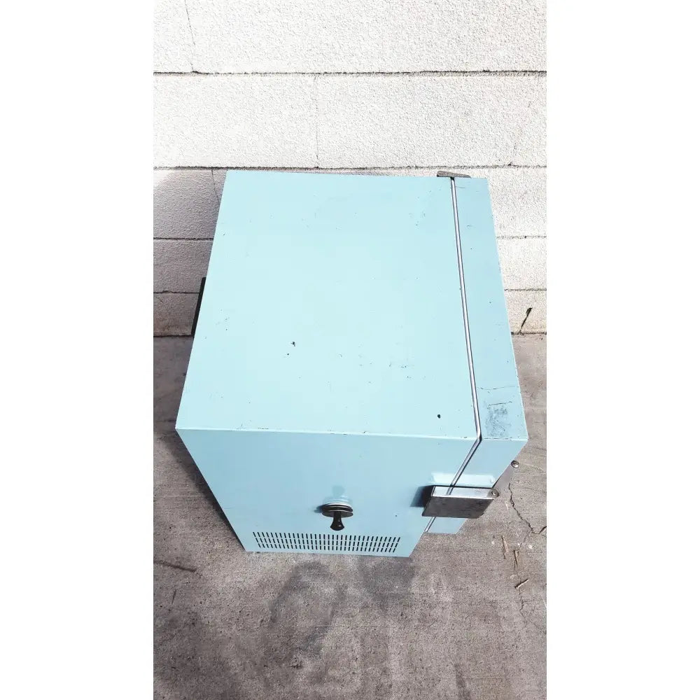 Blue m ov-472a-3 stabil-therm constant temperature electric oven with light blue metal cabinet and black handle