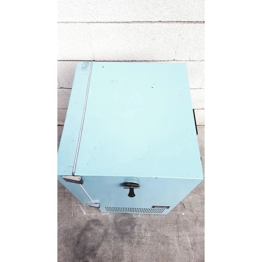 Light blue metal constant temperature cabinet with black handle and vent grille blue m ov-472a-3 electric oven