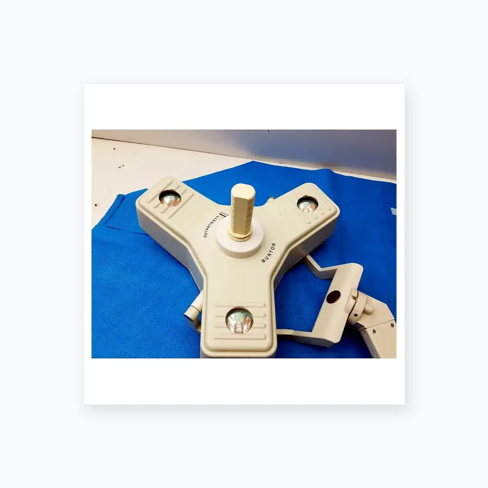 White plastic burton medical outpatient ii coolspot ii examination light with three adjustable heads and wall mount assembly medical equipment