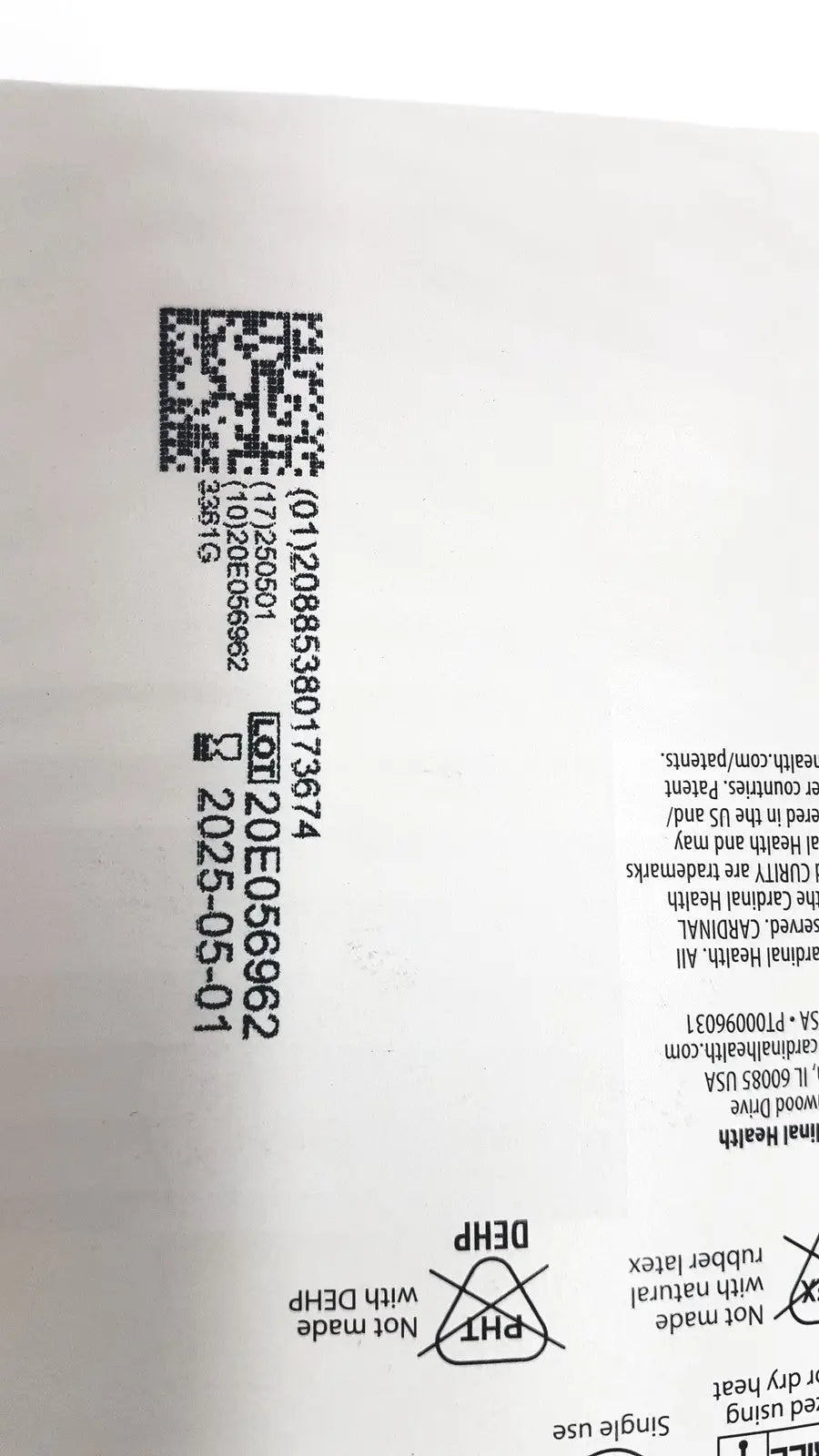 White paper label on the back of cardinal health gauze pads 3381g with black text barcode and product symbols