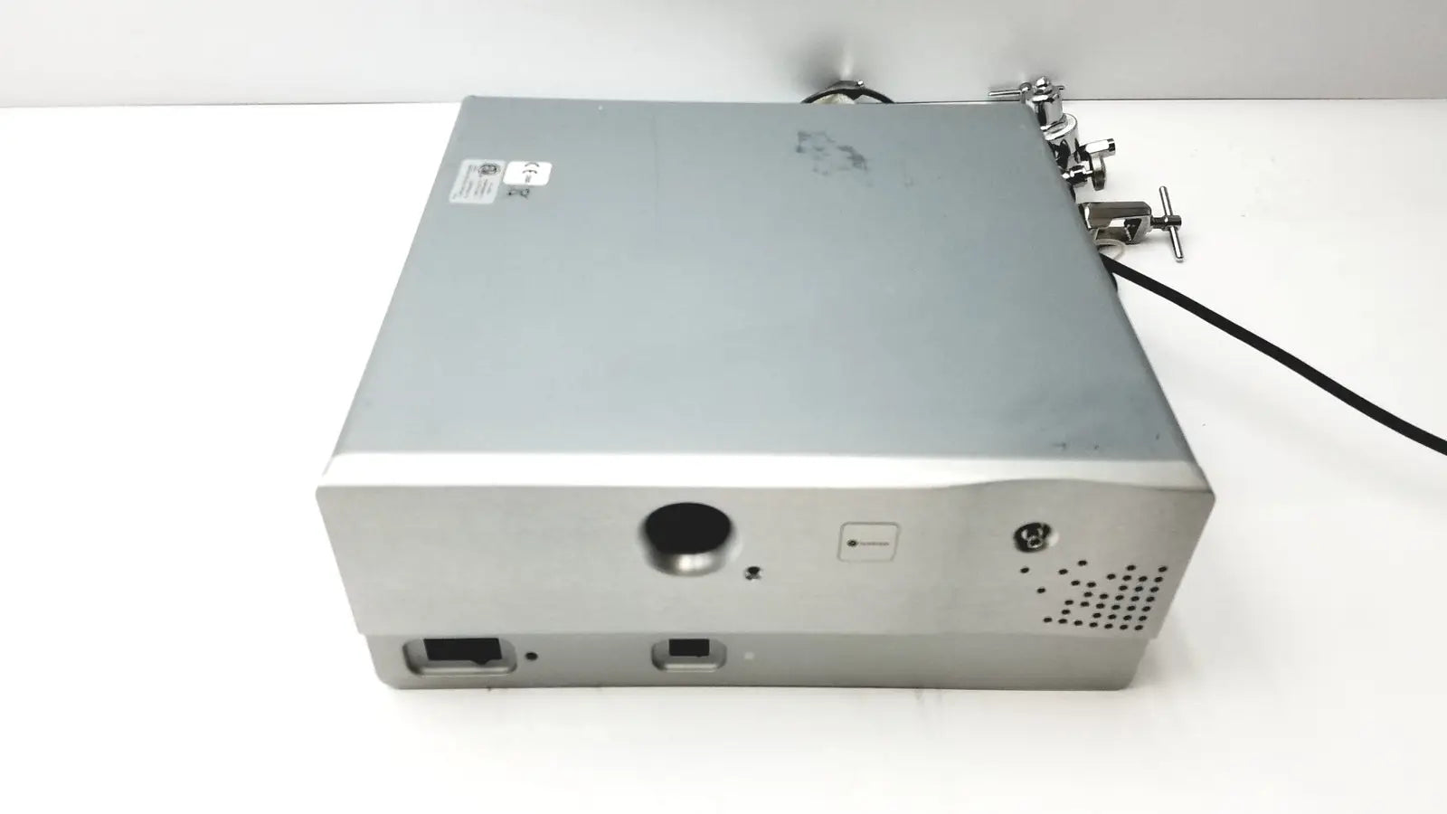 Reuse Medical Carefusion Vmax Encore Analyzer with Western Medical Compressed Gas Regulators Other Medical & Lab Equipment, second-hand product photo 1