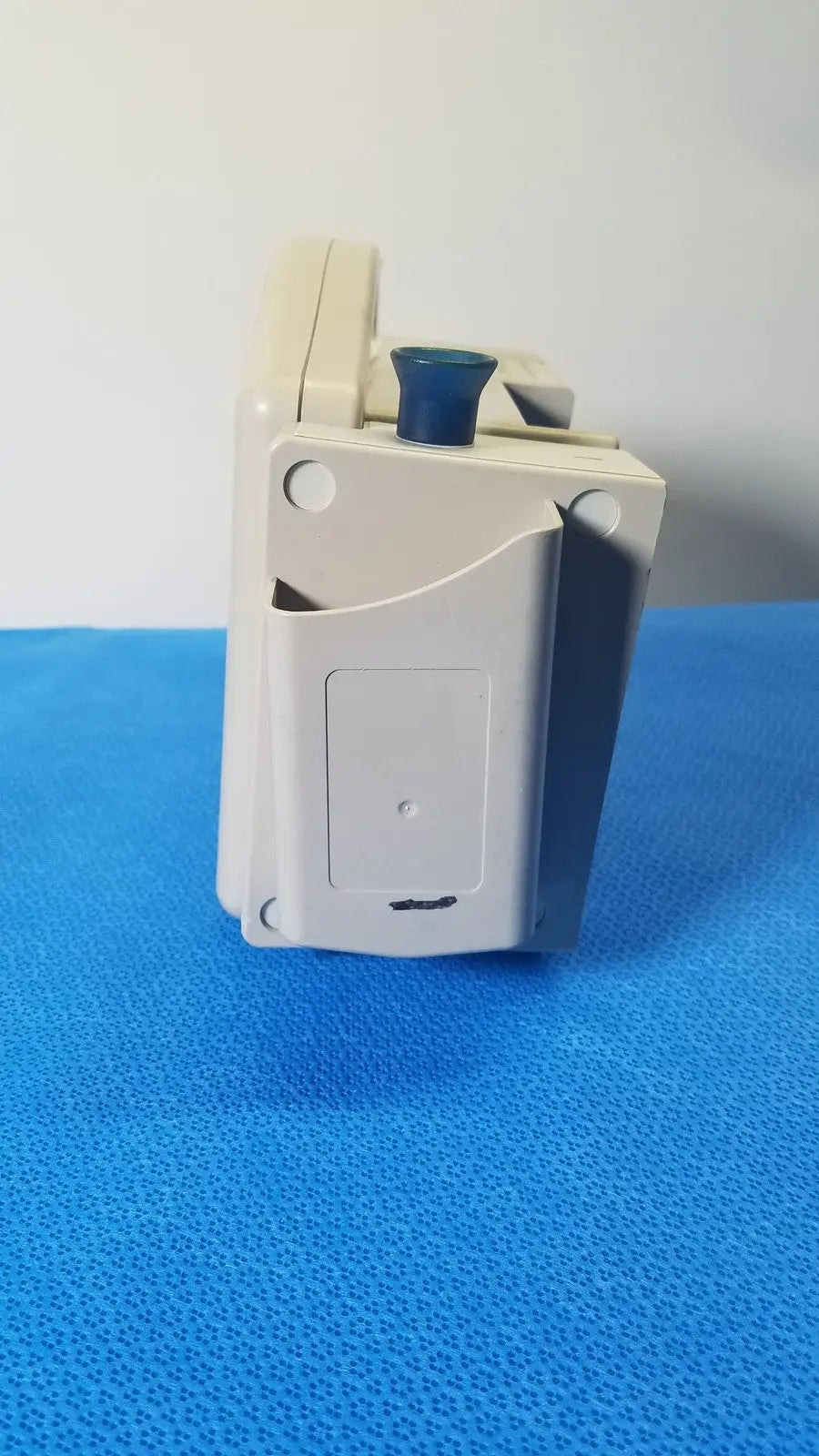 Beige plastic casmed 740 max nibp vital signs monitor with blue knob for accurate nibp vital measurement