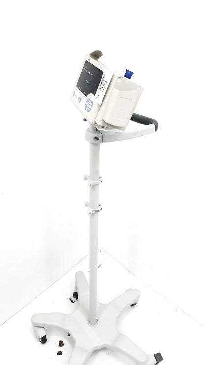 White medical infusion pump patient monitor spo2 casmed 740 with digital display and rolling stand for hospital use