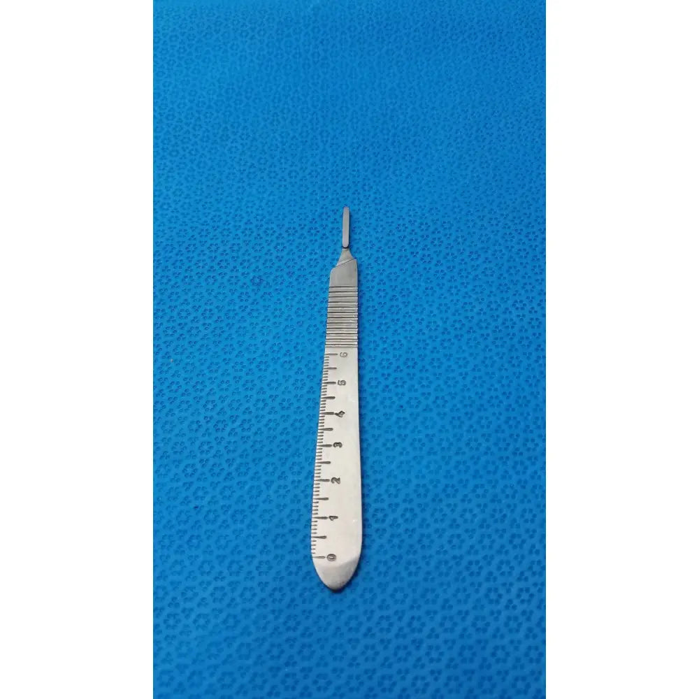 Silver centurion pakistan scalpel handle featuring a ruler etched scale along the metallic pakistan scalpel handle