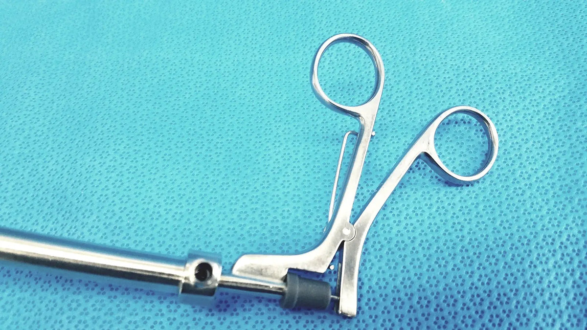 Stainless steel claw gasper 10mm surgical instrument with curved handles and long slender shaft for precise grasping