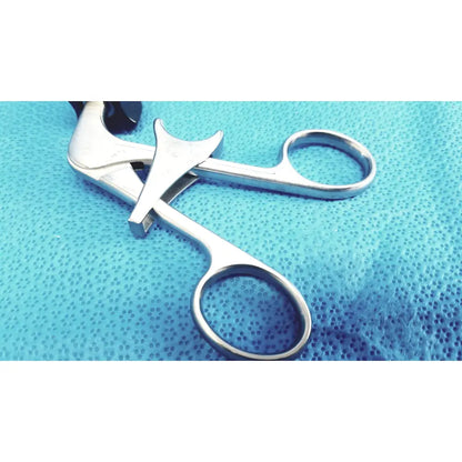 Stainless steel claw gasper with curved ergonomic handle and dual jaws for precise tissue manipulation in laparoscopic instruments