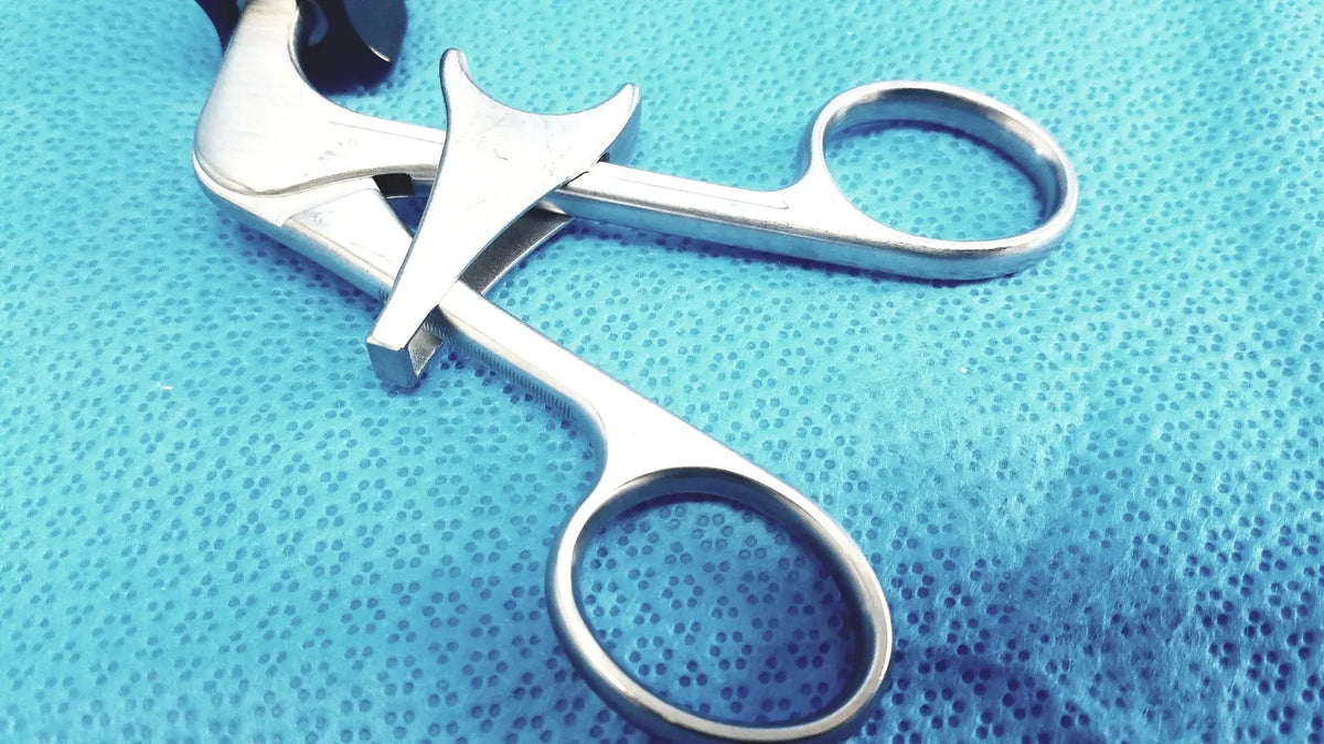 Stainless steel claw gasper with curved ergonomic handle and dual jaws for precise tissue manipulation in laparoscopic instruments