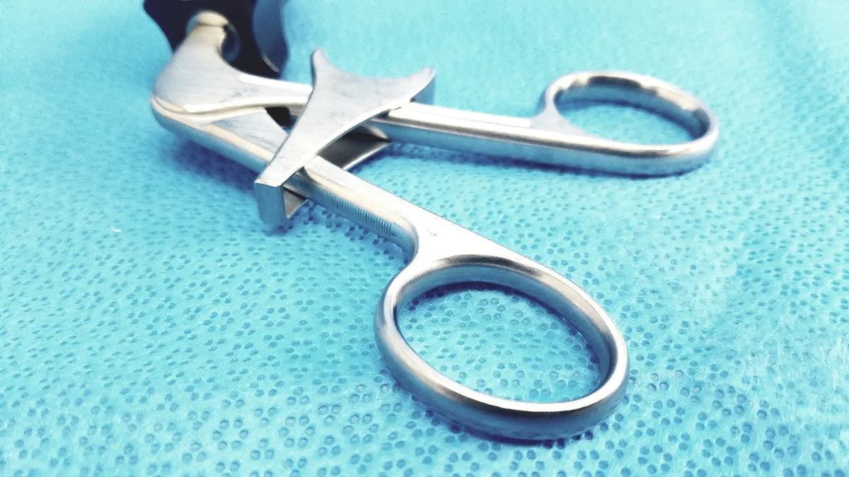 Stainless steel claw gasper surgical forceps with polished finish and ergonomic handles for reuse medical and laparoscopic instruments