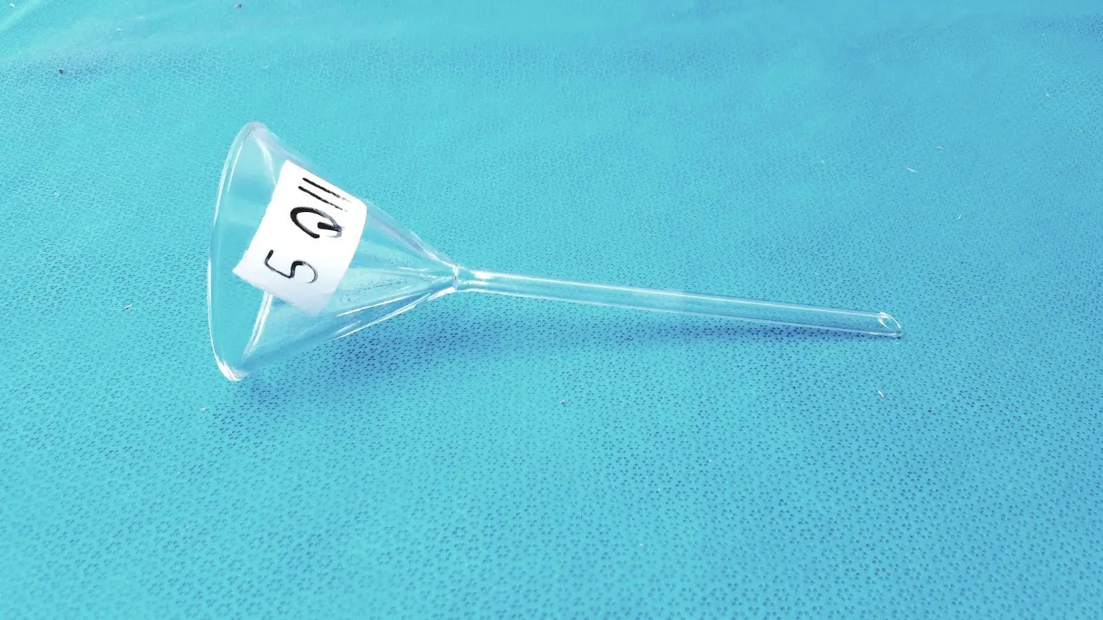Reuse Medical Corning Pyrex 6160-65 Fluted Funnel 65 mm 60° Long Stem Lab Glassware Lab Flasks, second-hand product photo 1