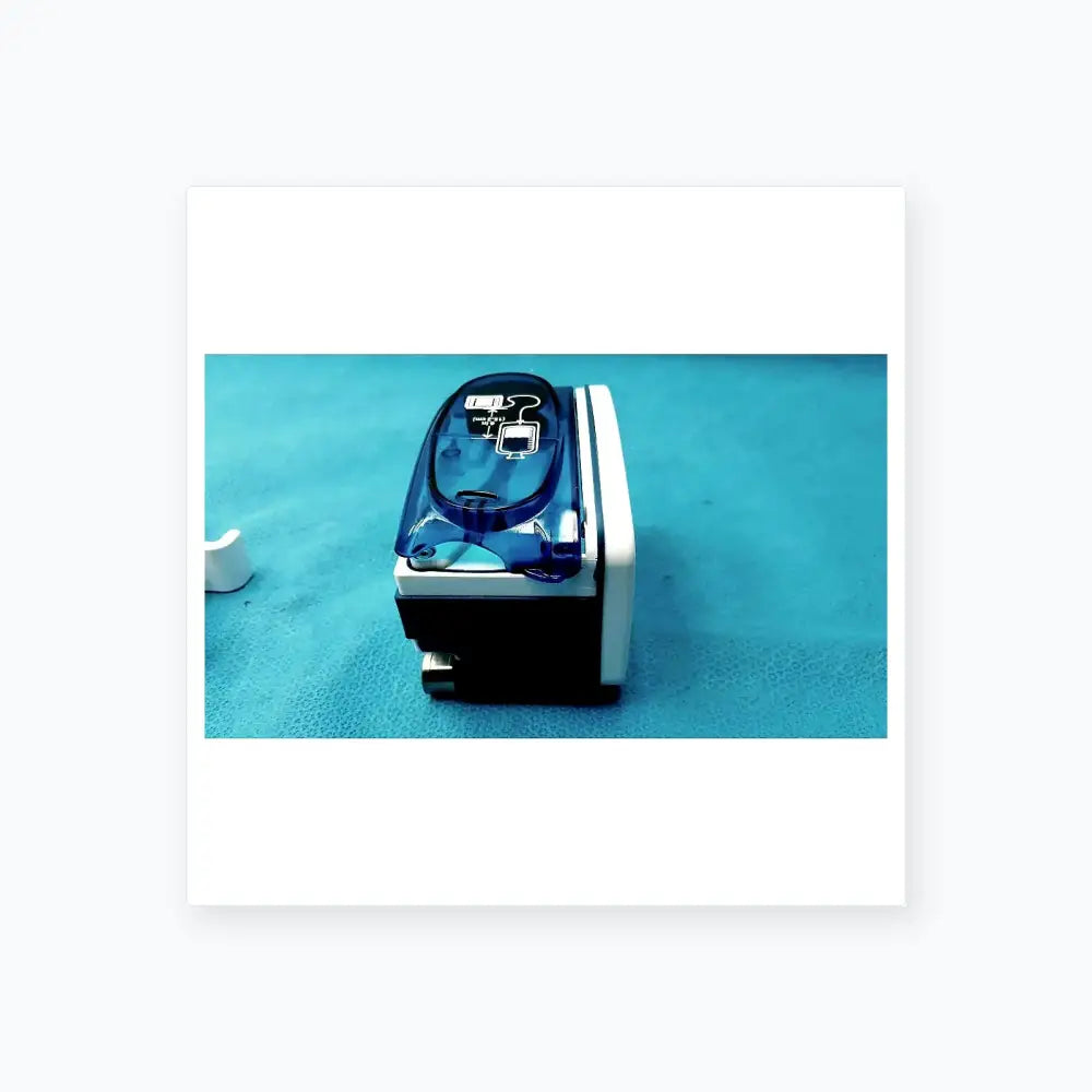 Blue and white covidien kangaroo joey enteral feed and flush pump with pole clamp and transparent top cover showing iv bag diagram