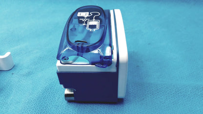 Blue and white covidien kangaroo joey enteral feed and flush pump with pole clamp and transparent top cover showing iv bag diagram