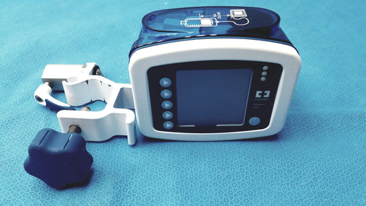 White and blue covidien kangaroo joey enteral feed and flush pump with pole clamp control buttons and digital screen