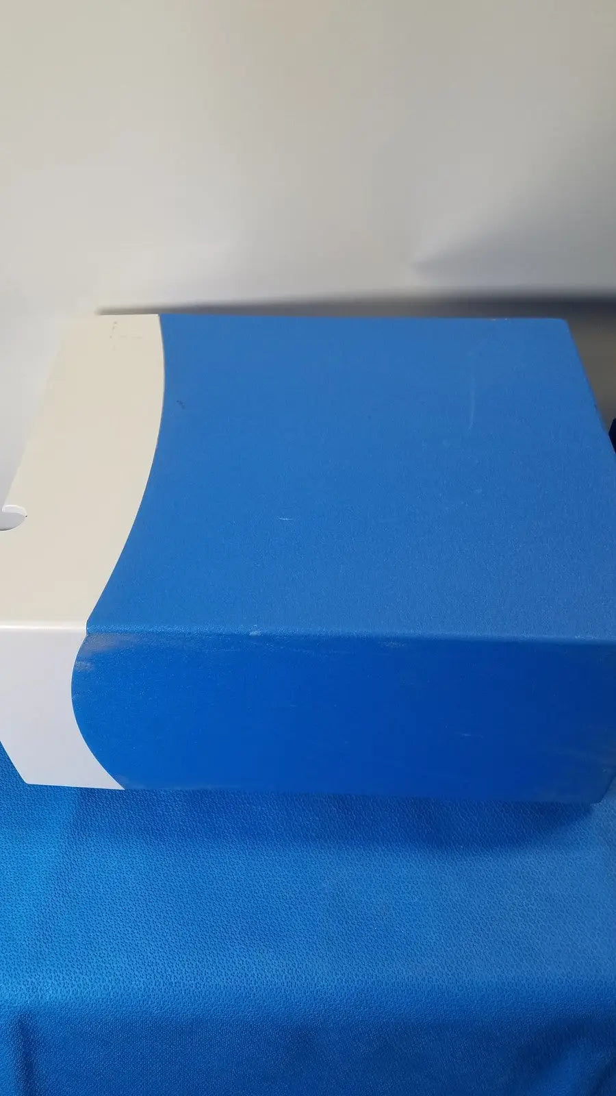 Blue and white rectangular covidien se3690 smoke evacuator with curved design for surgical smoke removal