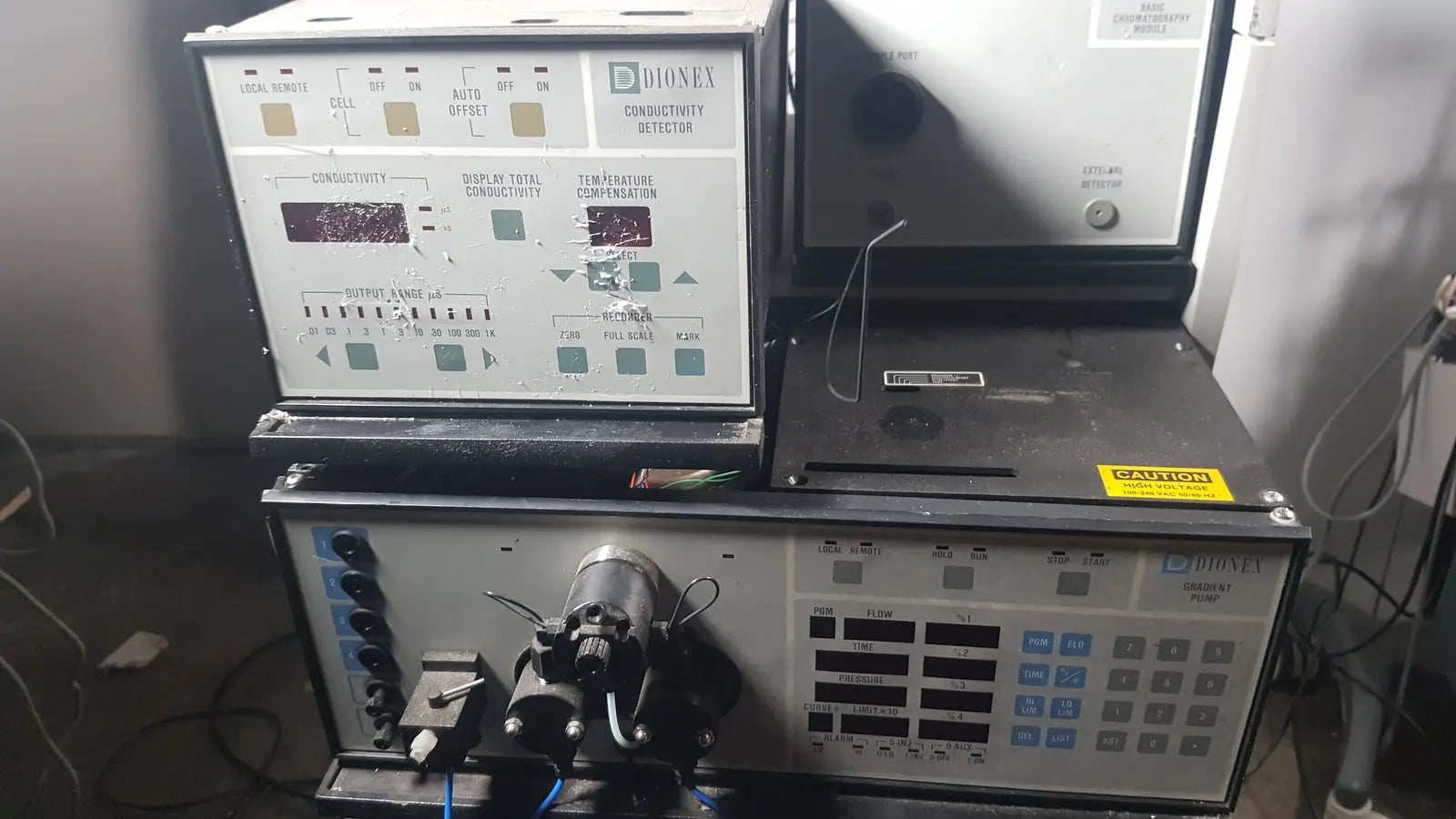 Dionex Basic Chromatography Module CHB Chromatography Module, as-is (for parts) product photo 10