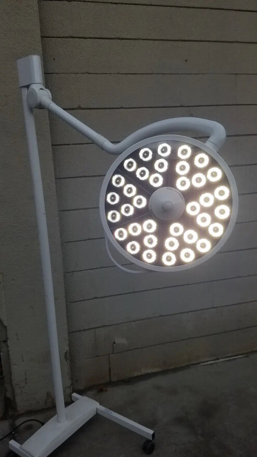 Reuse Medical DRE 061523 Medical LED Examination Procedure Light Mobile Floor Stand 100-240V Surgical & Examination Lights, second-hand product photo 1