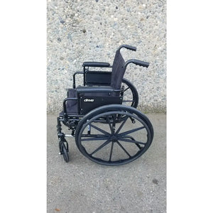 كرسي متحرك خفيف الوزن قابل للطي للنقل من Drive Medical طراز ELR Cruiser X4
