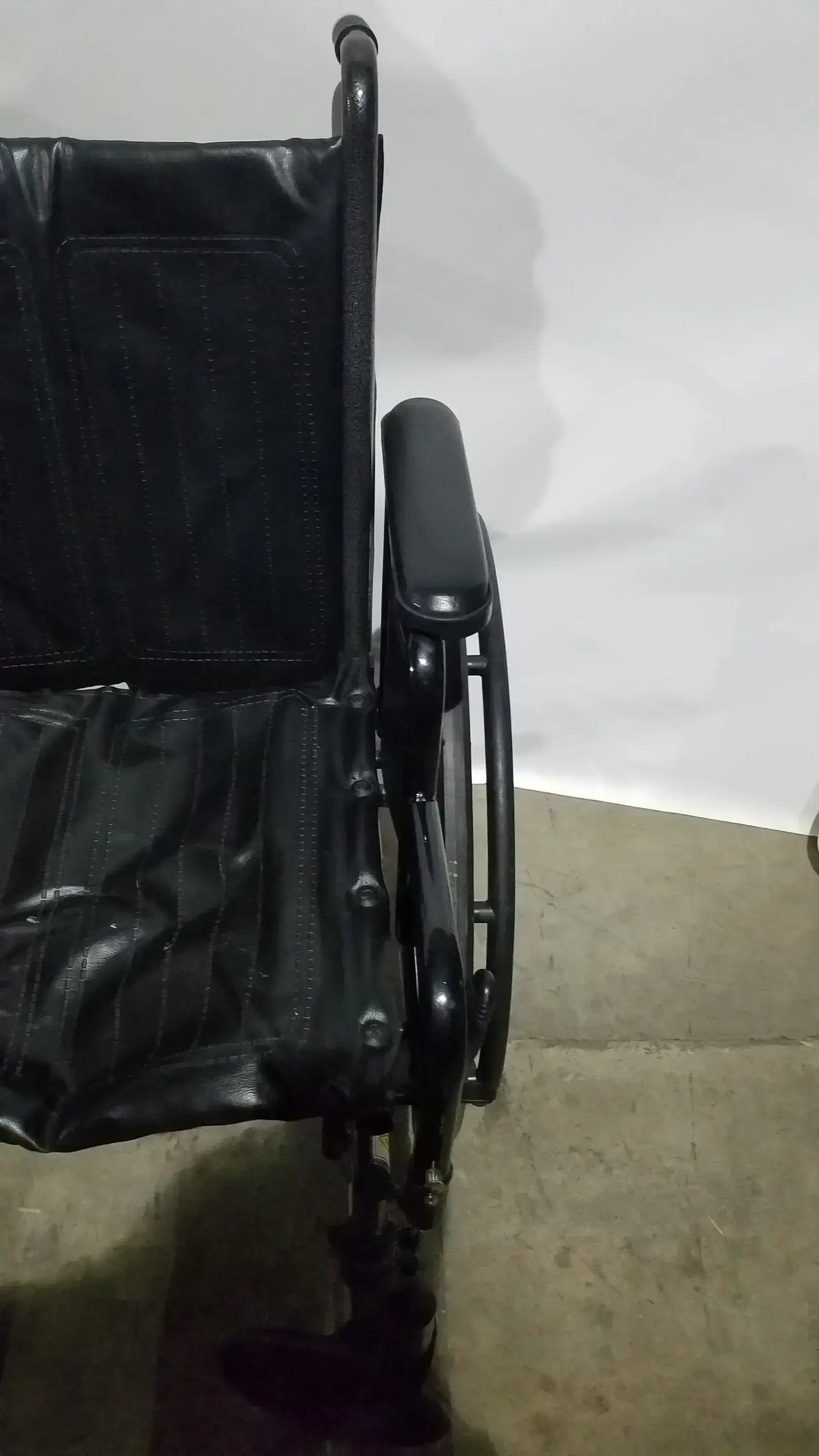 Reuse Medical Equipment Drive Medical Silver Sport 2 Folding Wheelchair Lightweight Black Cushion Seat Wheelchairs, second-hand product photo 10